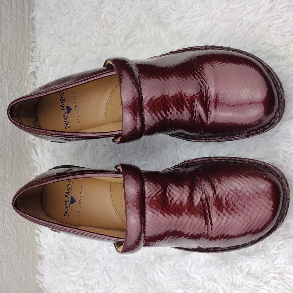 Nurse Mates Pillow Top Halle Burgundy Snakeskin Leather Round Toe Clog Shoes - Picture 3 of 16